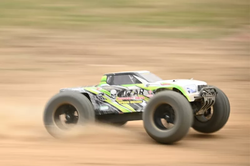 Camion RC elettrico fuoristrada 4WD in scala 10 2.4G ad alta velocità spazzolato RTR # RH1071