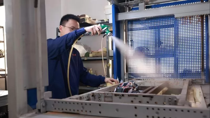 Team di produzione di gusci per auto