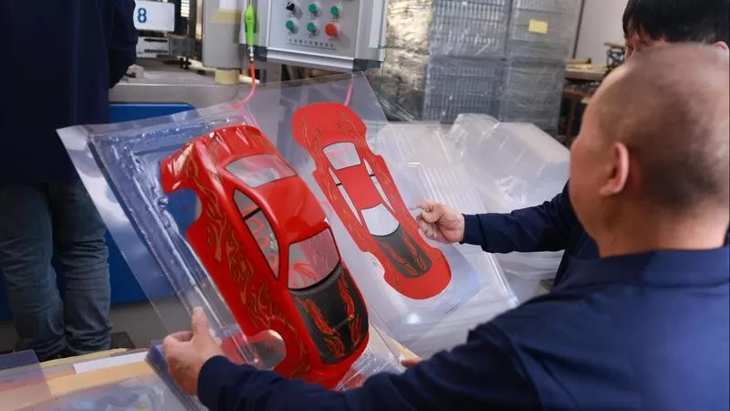 Team di produzione di gusci per auto