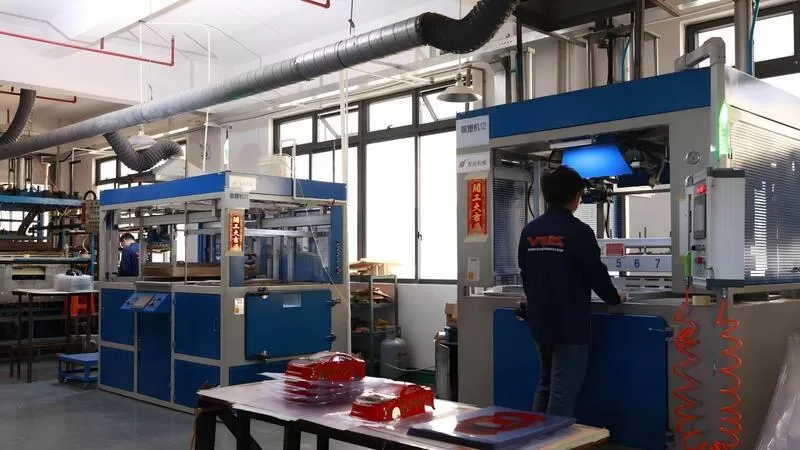 Team di produzione di gusci per auto