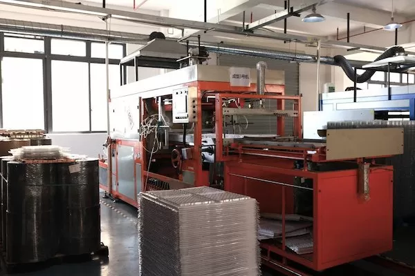 Officina di produzione di gusci per auto