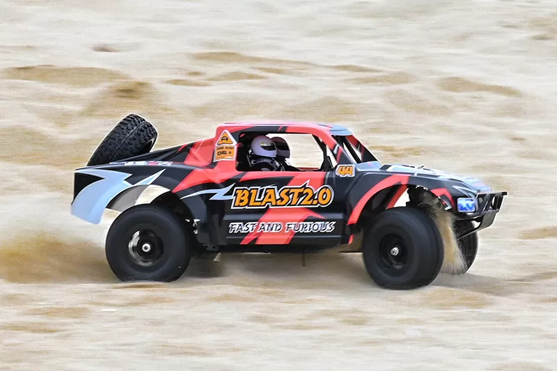 Camion elettrico fuoristrada 4WD in scala 10 2.4G ad alta velocità spazzolato RTR # RH1043SC