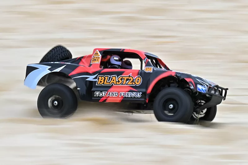 Camion elettrico fuoristrada 4WD in scala 10 2.4G ad alta velocità spazzolato RTR # RH1043SC