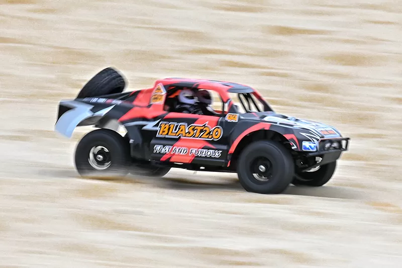 Camion elettrico fuoristrada 4WD in scala 10 2.4G ad alta velocità spazzolato RTR # RH1043SC